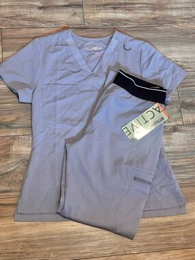 Grey's Anatomy light gray V-Neck Scrub Top with Active Waistband Pants